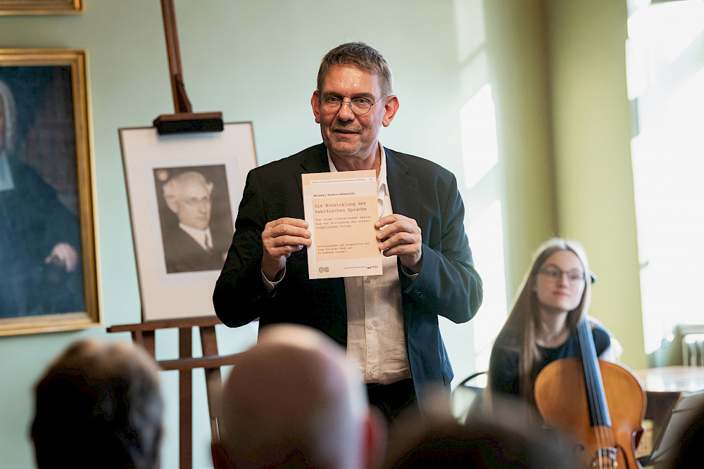 Friedemann Stengel präsentiert die Dissertation von Mojssej Woskin-Nahartabi.