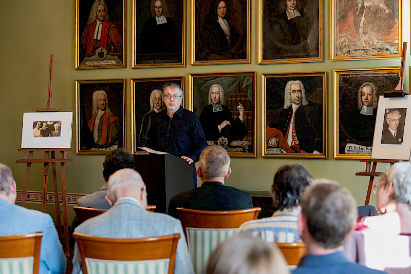 Jens Kotjatko-Reeb, Hebräisch-Lektor an der MLU, verdeutlichte die Bedeutung Woskin-Nahartabis für sein Fach.