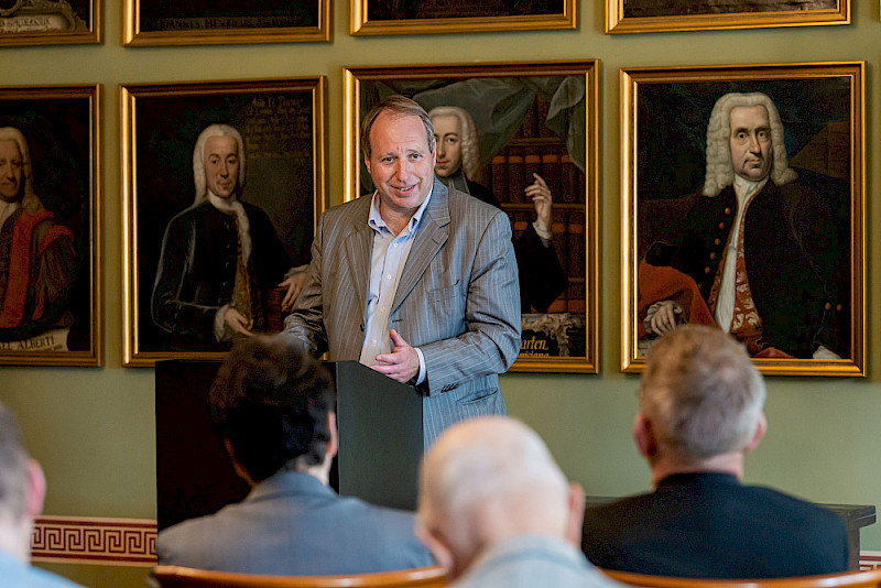 Leo Azimov, ein Nachfahre des Geehrten, hielt eine kurze Rede auf Deutsch und dankte allen Beteiligten.