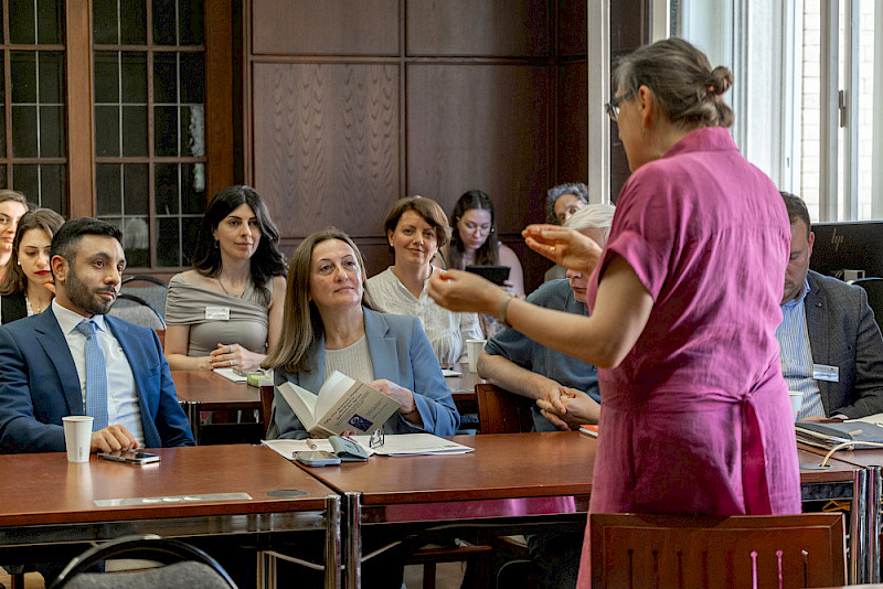 Cornelia Horn spricht zu den Gästen und jungen Forschenden.