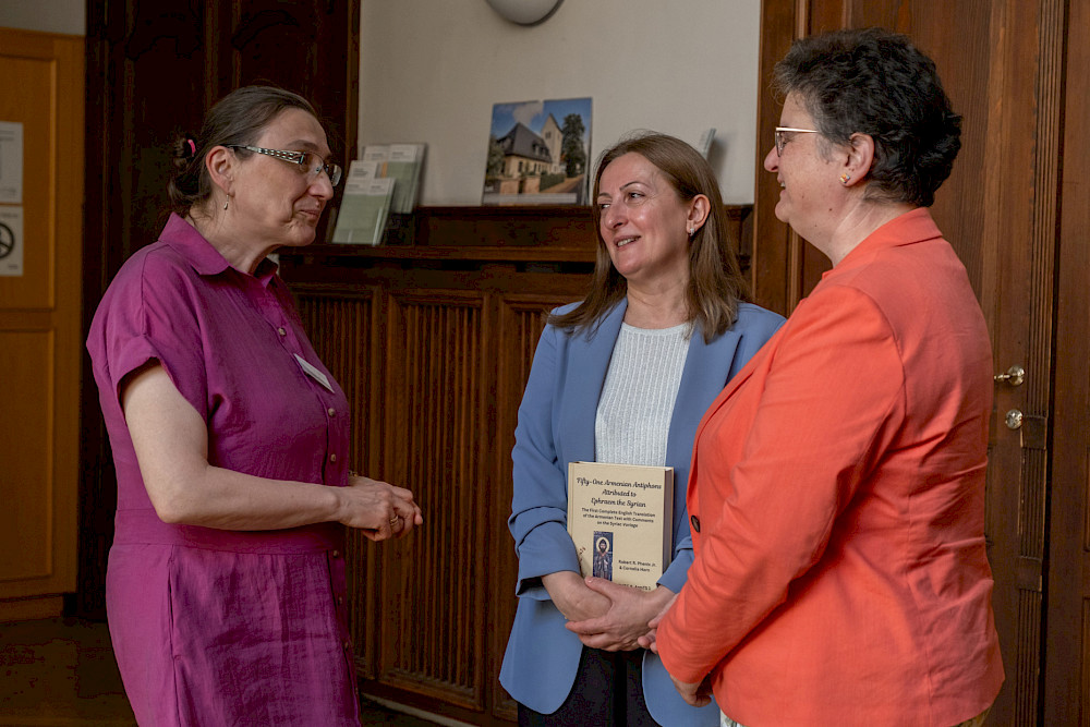 Am Ende des Symposiums im Gespräch: Cornelia Horn, Botschaftsrätin Lusine Davtyan und Rektorin Claudia Becker (von links)