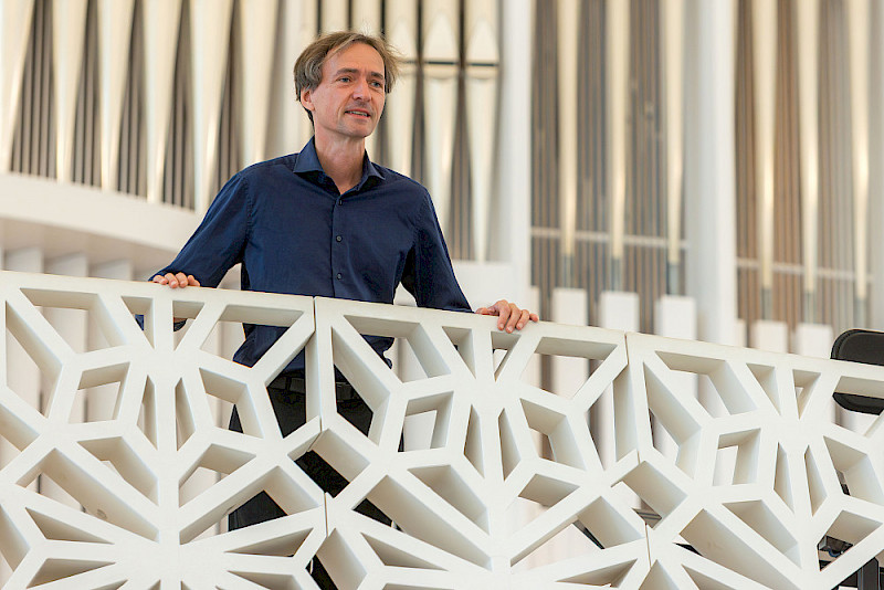 Musikalisch begleitet wurde die Veranstaltung von Universitätsmusikdirektor David Timm, der auf der Orgel Werke von Bach und Mendelssohn-Bartholdy sowie eigene Kompositionen spielte.