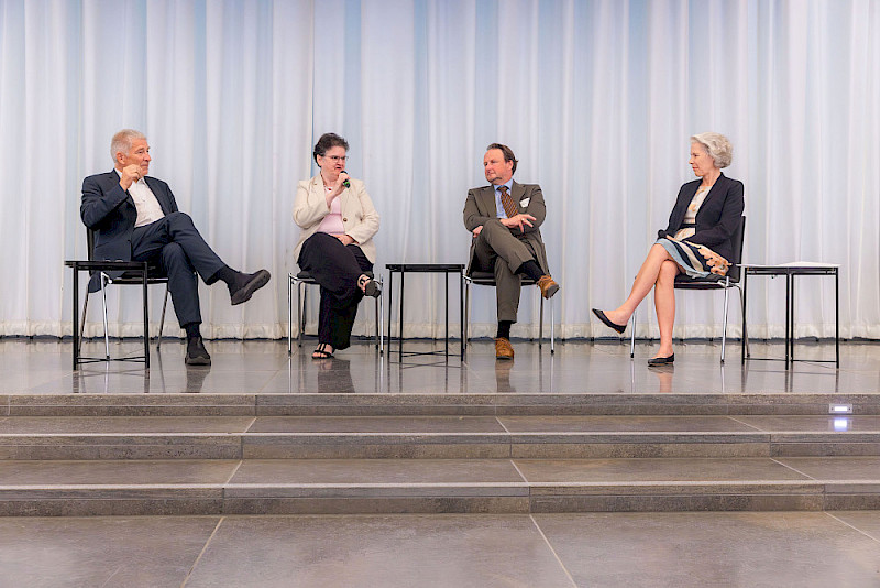 In einer Podiumsdiskussion, moderiert von Prorektor Matthias Midell (Leipzig), blickten Claudia Becker, Andreas Marx und Eva Inés Obergfell (von links) in die Zukunft des Unibunds.