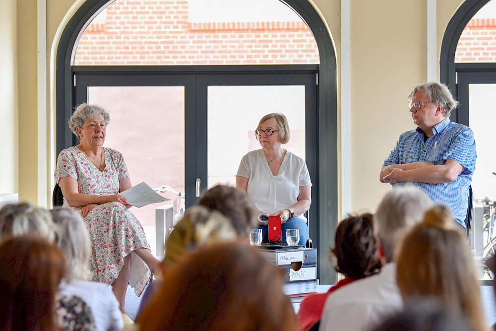 Annette Schiller (links) und Thomas Bremer blickten in dem von Anke Auch moderierten Gespräch auf die Zeit vor, während und nach der Wende zurück.