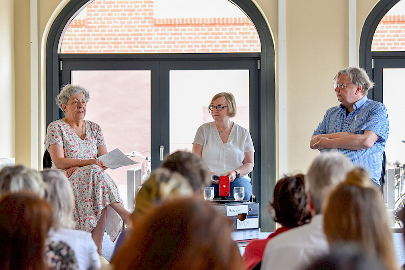 Annette Schiller (links) und Thomas Bremer blickten in dem von Anke Auch moderierten Gespräch auf die Zeit vor, während und nach der Wende zurück.
