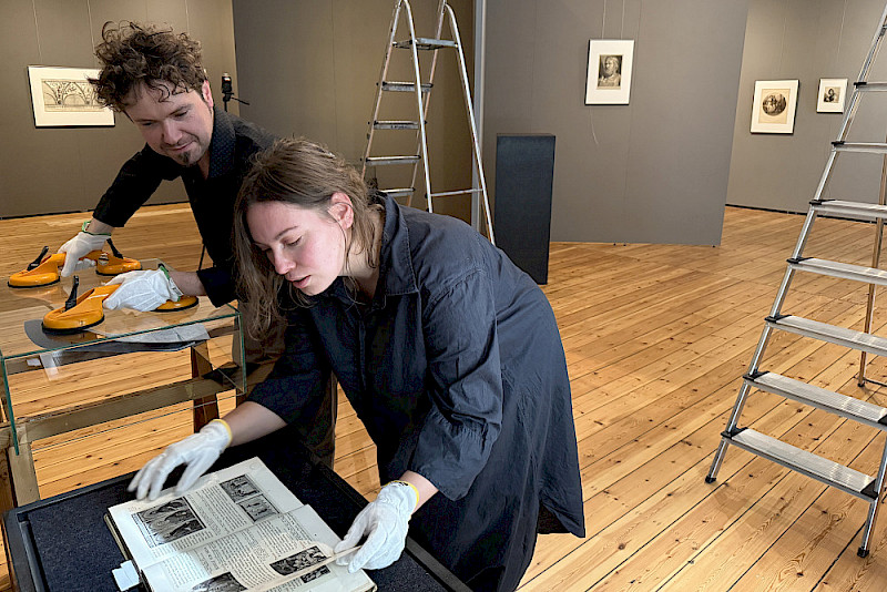 Jörg Holzmann und Lisa Hennicke gestalten die Vitrine
