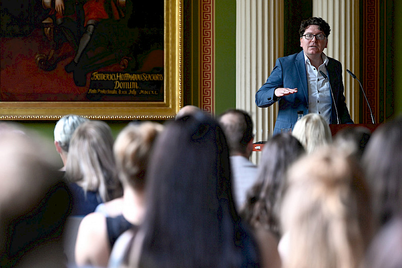 Torsten Fritzlar begrüßte die Absolventinnen und Absolventen sowie deren Begleitungen.