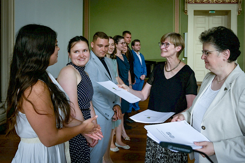 Rektorin Claudia Becker (rechts) und Christine Engelmann übergaben die Zeugnisse.