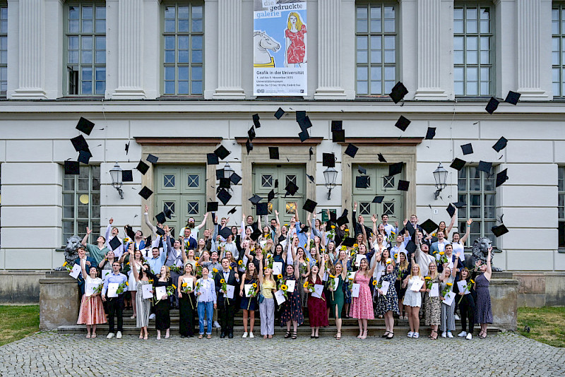 Jubel auf der Treppe vor dem Löwengebäude: Die Absolventinnen und Absolventen hatten allen Grund zur Freude.