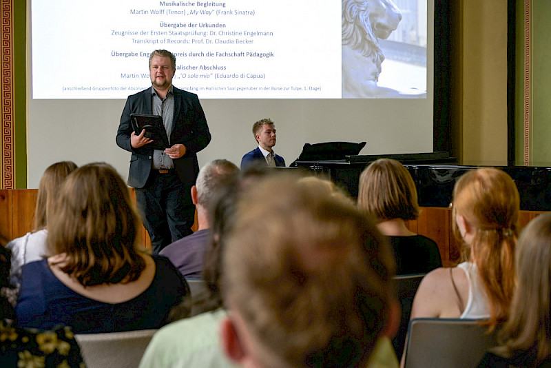 Musikalisch umrahmt wurde die Feier von Tenor Martin Wolff und Johannes Wasikowski am Flügel.