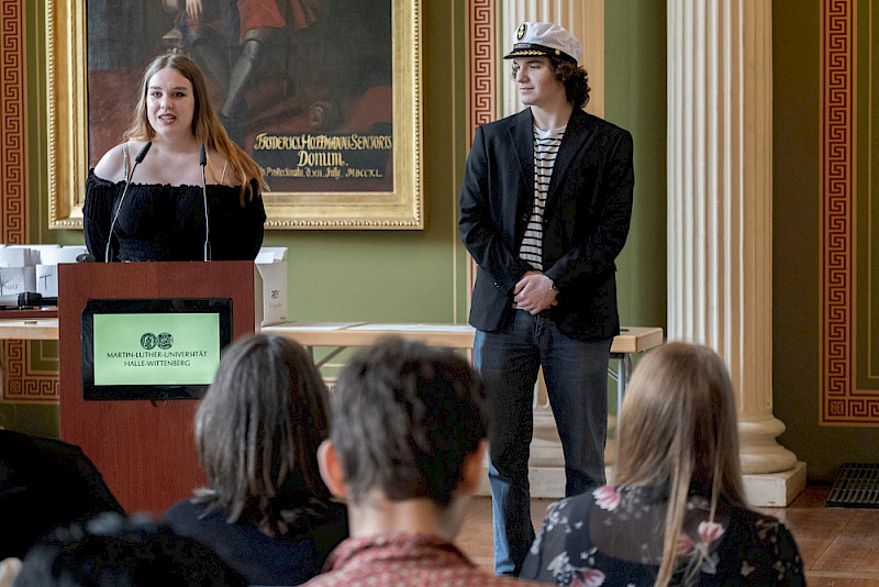 Mariia Mazur und Bohdan Kruk sprachen für den Kurs, in dem ausländische Studierende auf wirtschaftswissenschaftliche Studiengänge vorbereitet werden.