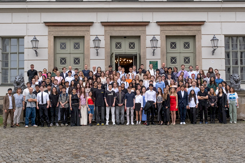 Gruppenbild vor dem Löwengebäude: 112 Absolventinnen und Absolventen haben später in der Aula ihre Zeugnisse erhalten.