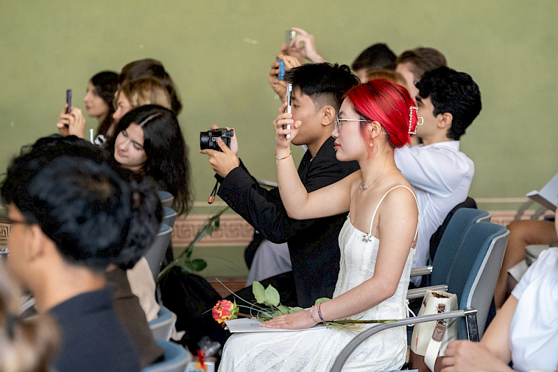 Es war ein besonderer Höhepunkt: Von vielen Plätzen aus wurde die Zeugnisübergabe fotografiert und mitgefilmt.