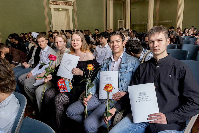 Sie haben es geschafft: Studienkollegiatinnen und -kollegiaten mit ihren Zeugnissen.