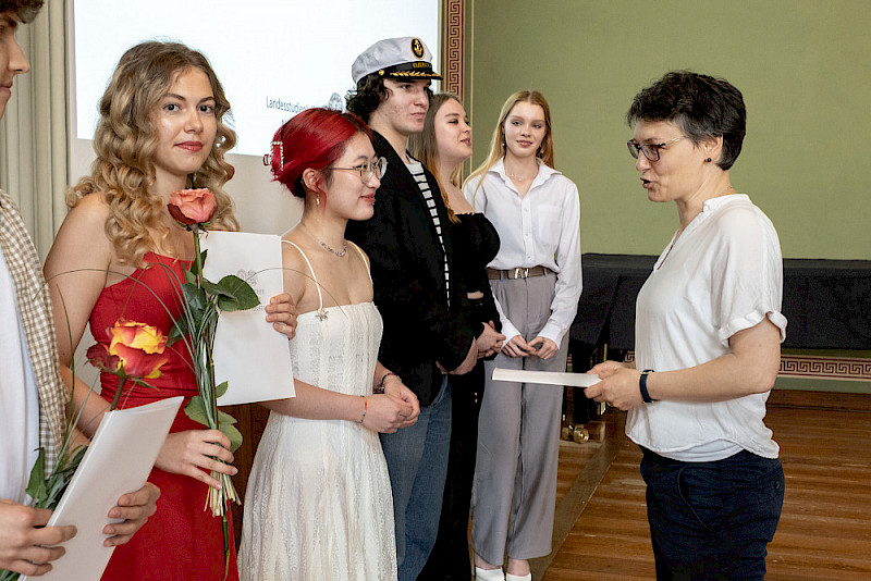 Kursleiterin Maria Černy übergab die Zeugnisse.