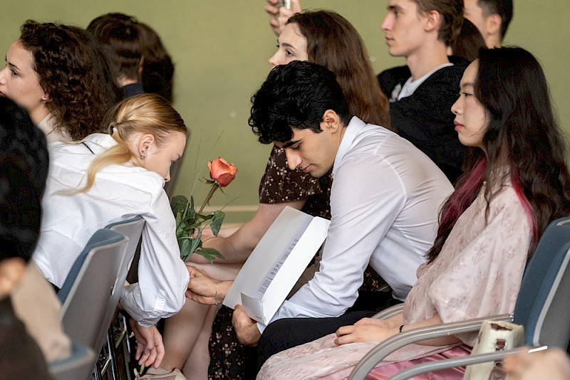 Erste Blicke auf das gerade erhaltene Zeugnis