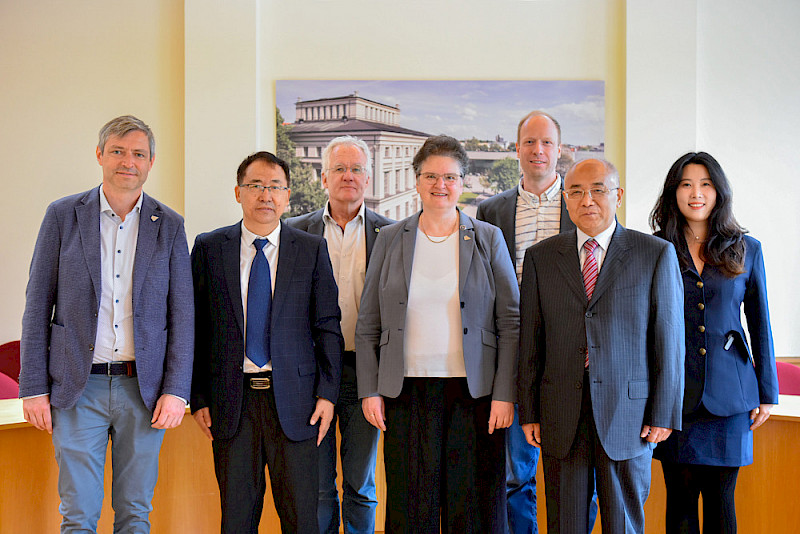Vor dem Gespräch: Boris Wille (MLU), Qingyang Niu (HAU), Helge Bruelheide, Rektorin Claudia Becker, Stefan Trogisch (alle MLU), HAU-Vizepräsident Ge You, Peiqing Zhang (HAU, von links)