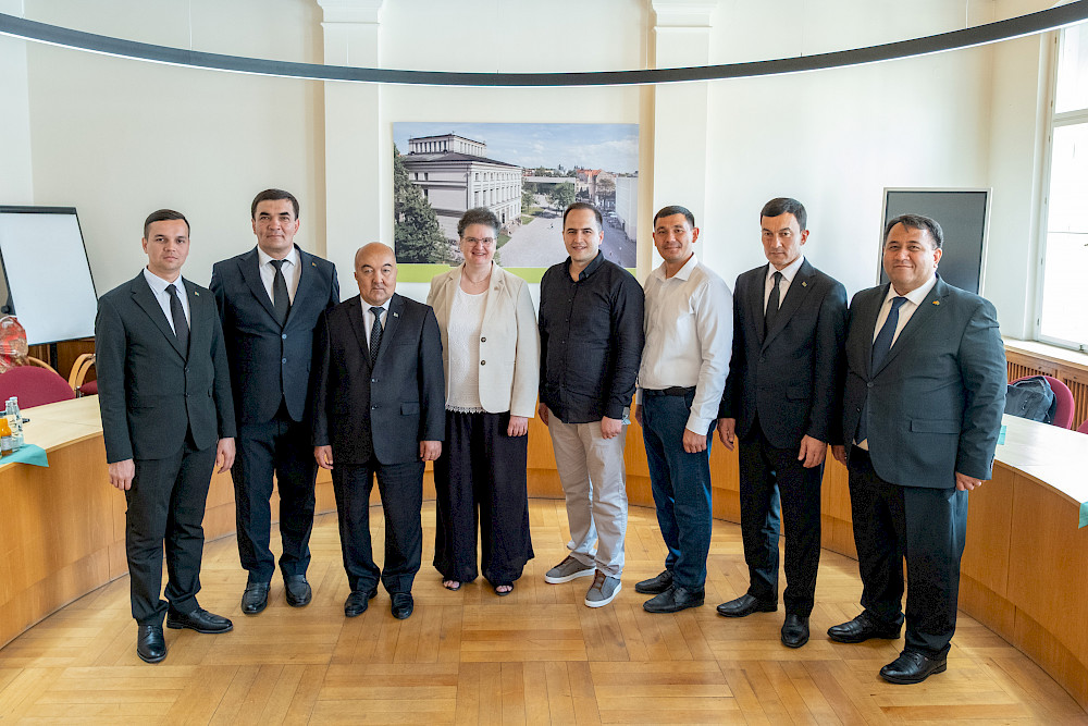 Rektorin Claudia Becker (4. von links) mit den Gästen aus Turkmenistan: Muhammetnur Atayev (State Energy Institute), Berdinazar Hashirov (Ministry of Education), Muhammedaman Saryyev (State Energy Institute), Meylis Tachmamedov, Abdyrahman Myratdurdyyev (beide Ministry of Energy), Gadam Akmyradov (State Energy Institute), Gylychmuhammet Jorayev (GIZ, von links).