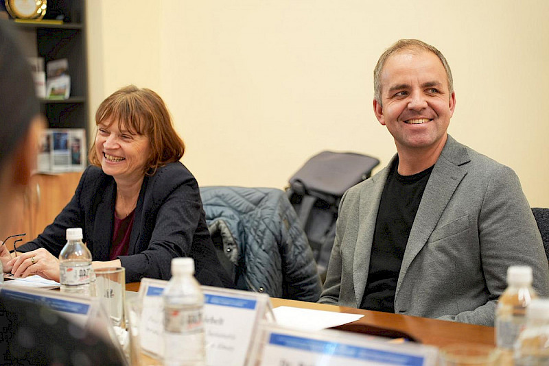 Gute Beziehungen: Katrin Krüger, Leiterin des Landesstudienkollegs an der MLU, und Peter Liebelt in einem Arbeitsgespräch in Almaty