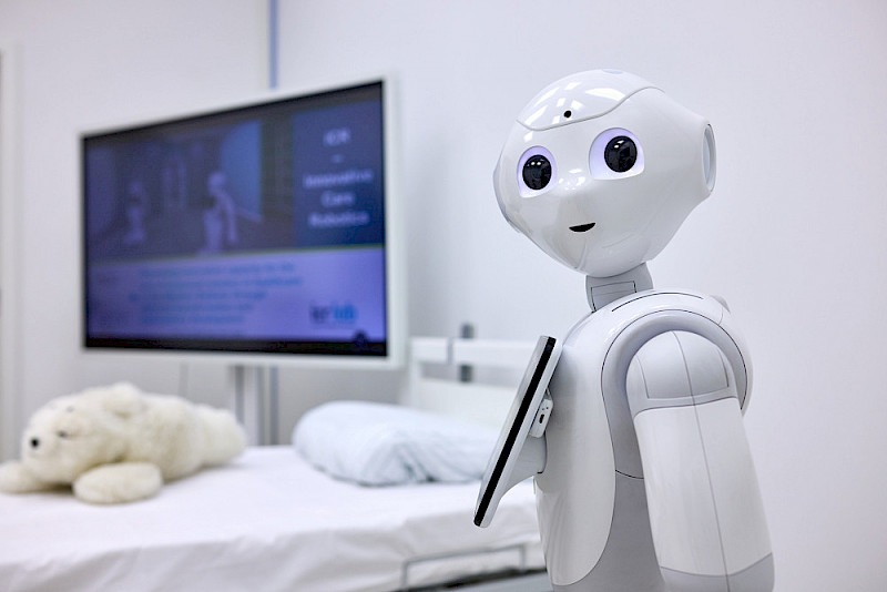 Bereits heute kommen Pflegeroboter wie Pepper in Kliniken zum Einsatz.