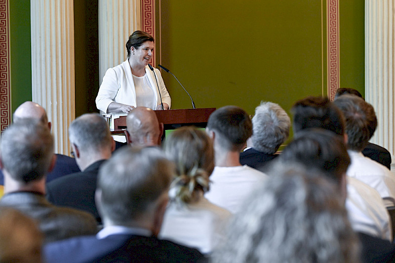 Sachsen-Anhalts Justizministerin Franziska Weidinger kam persönlich für ein Grußwort auf die Absolventenfeier.