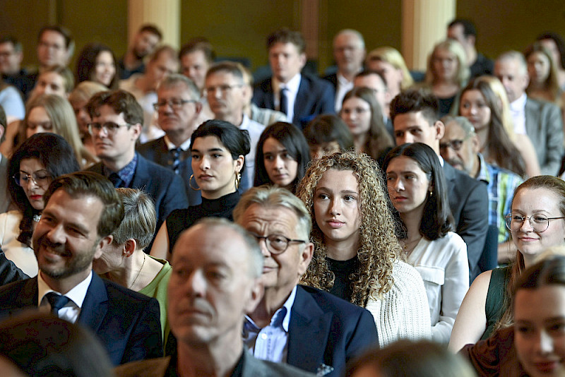 Blick in den Saal bei der Verabschiedung der Absolventinnen und Absolventen