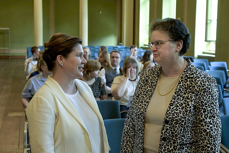 Ministerin Franziska Weidinger (links) wurde auch von Rektorin Claudia Becker begrüßt.