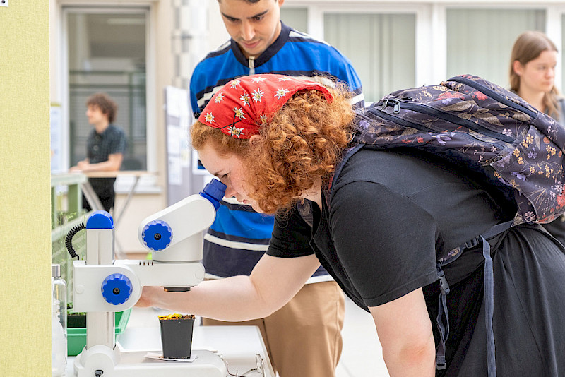 Währenddessen können Besucherinnen und Besucher im Biozentrum selbst verschiedene Geräte ausprobieren.
