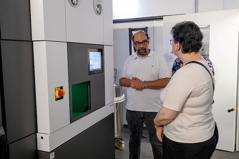 Diese Proben kommen anschließend in ein Kryo-Elektronenmikroskop wie dieses und werden dort analysiert.