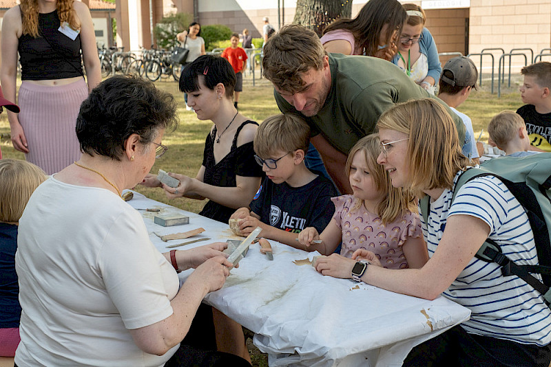 Beim Specktstein-Schnitzen griff die Rektorin selbst zur Feile.