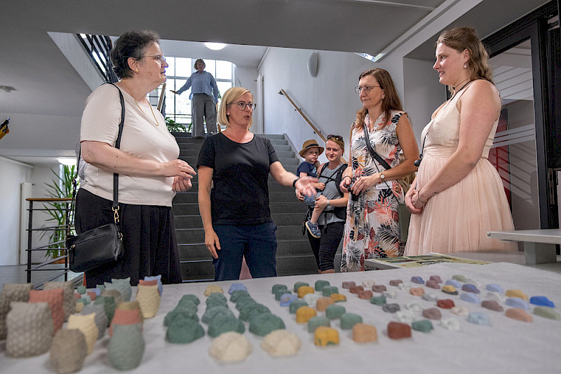 Christiane Stephan-Scherb (2. v.l.) erklärt Rektorin Claudia Becker (links), wie schnellhärtende Zemente funktionieren.