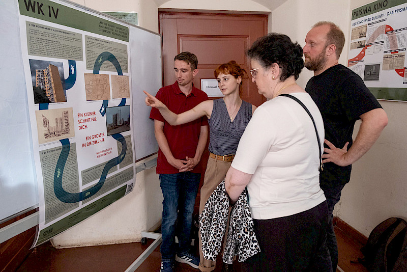 Studierende des Projektseminars "Zukunftsorte" diskutieren mit Claudia Becker über ihre Recherchen zu Halle-Neustadt.