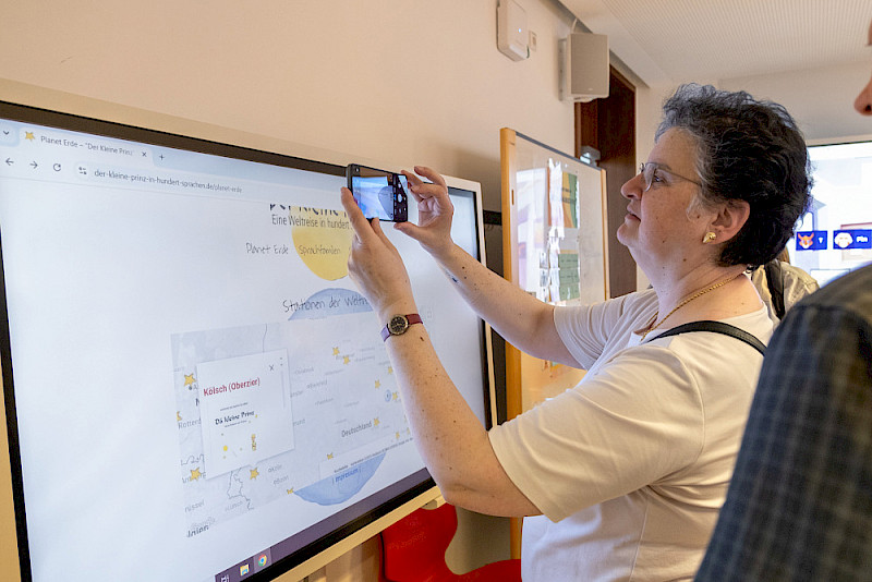 Das Web-Projekt "Der Kleine Prinz in 100 Sprachen" des Germanistischen Instituts weckte das Interesse der Rektorin.