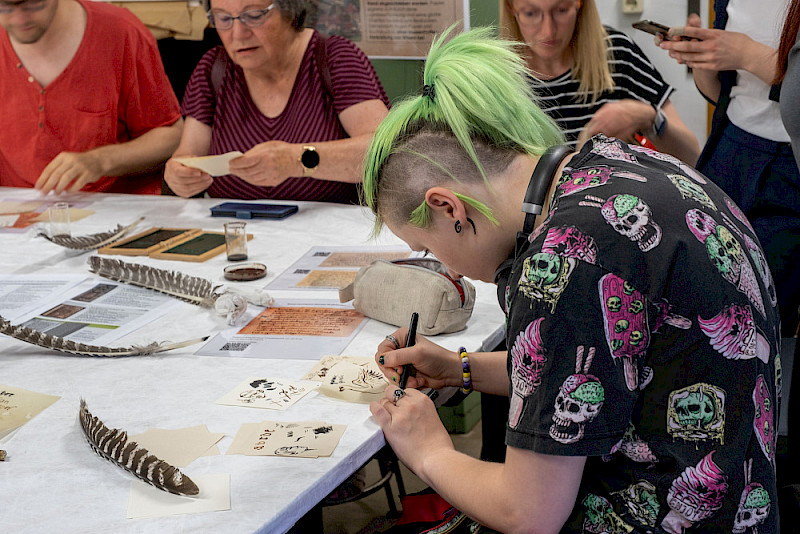 Mit Federn und anderen Schreibgeräten konnten sich Interessierte im Schönschreiben und Zeichnen ausprobieren.