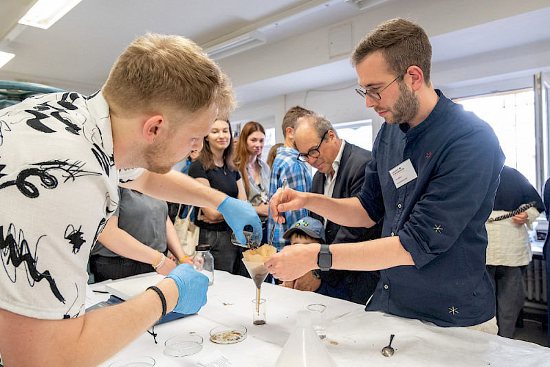 In der Restaurationswerkstatt der Universitäts- und Landesbibliothek wurde Tinte auf historische Art hergestellt.