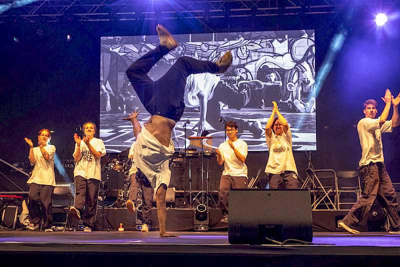 Auf der Bühne gab es auch eine Breakdance-Show.