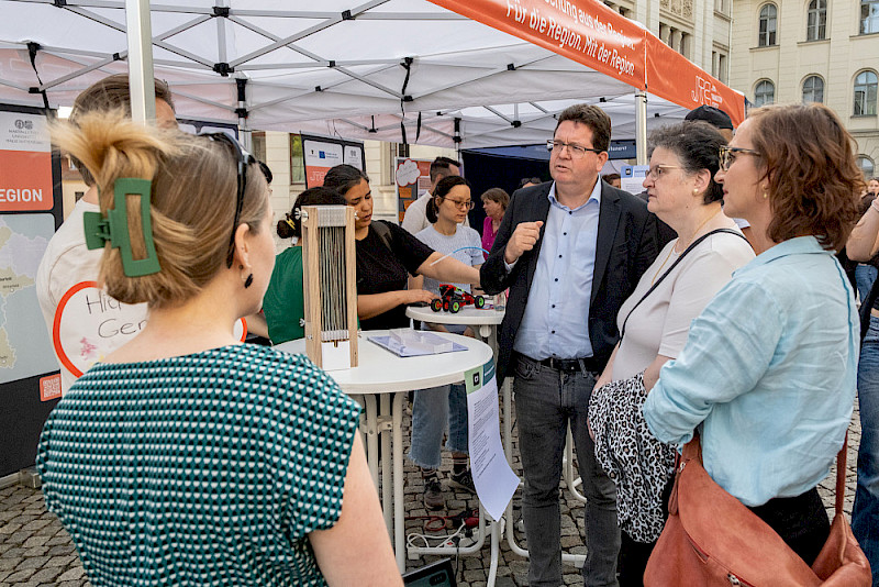 Christian Tietje und Susanne Hübner (rechts) vom Vorstand des "Just Transition Center" informierten die Rektorin zum Abschluss ihrer Tour über aktuelle Arbeiten.