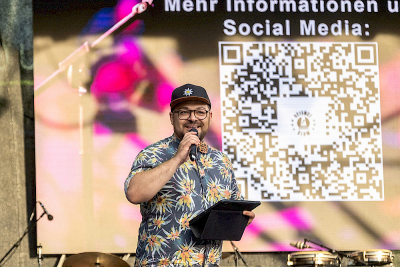 Moderator Lars Wohlfahrt führte durch das Programm am Uniplatz.