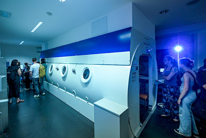 Am Universitätsklinikum gab es auch eine Führung durch die Druckkammer.