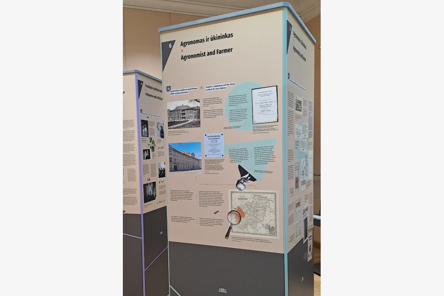 Zu sehen sind auch Bilder vom damaligen Institut und dem Diplom von Stulginskis.