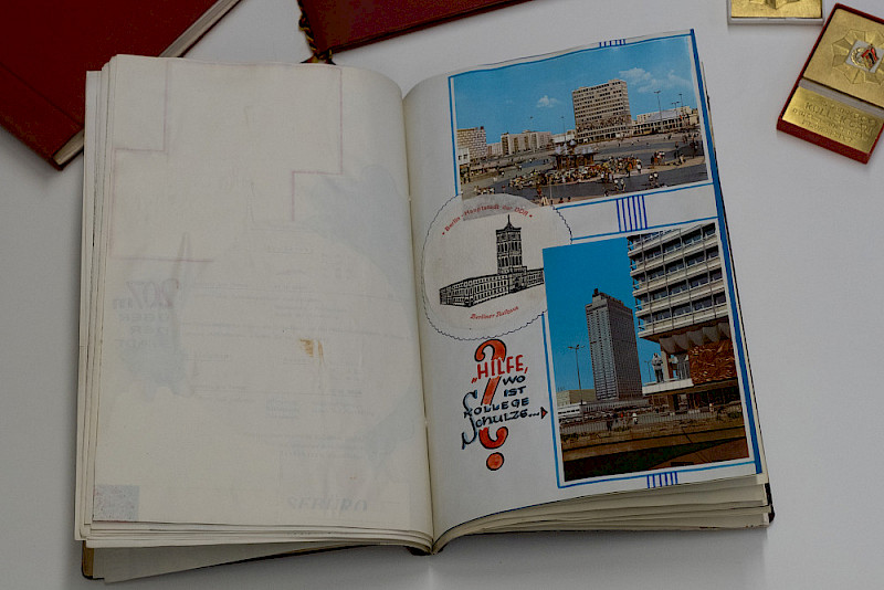 Oft wurden die Brigadebücher auch mit Bildern gestaltet - hier zu einem Ausflug nach Berlin.