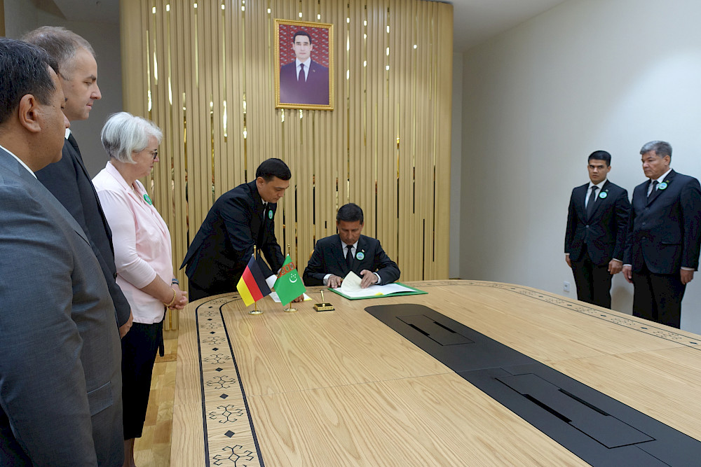 Der turkmenische Rektor Serdar Nazarov unterzeichnete das Memorandum of Understanding.