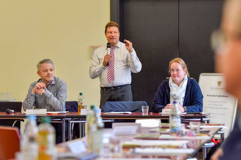 Im Podium der Tagung saßen Staatsekretär Steffen Eckold, der Antisemitismusbeauftragte Thomas Kluger und die Präsidentin des Landesjustizprüfungsamtes Anne Poggemann (von links).