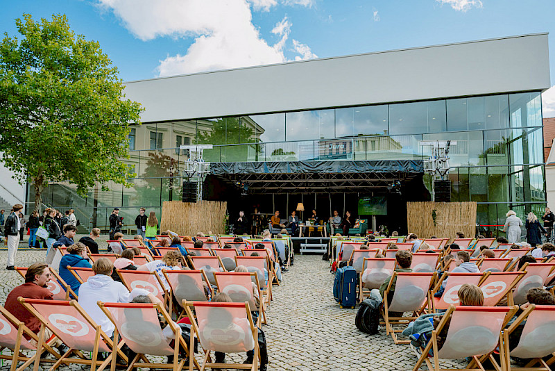 Der Ersti-Talk fand auf der neu gestalteten Wohnzimmerbühne statt - mit Publikum in Liegestühlen.