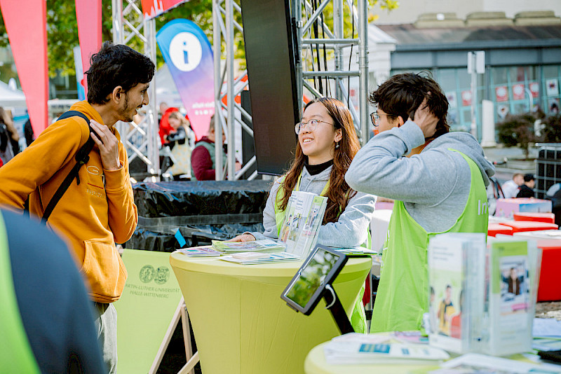 An zahlreichen Ständen konnten sich die Neuen informieren.