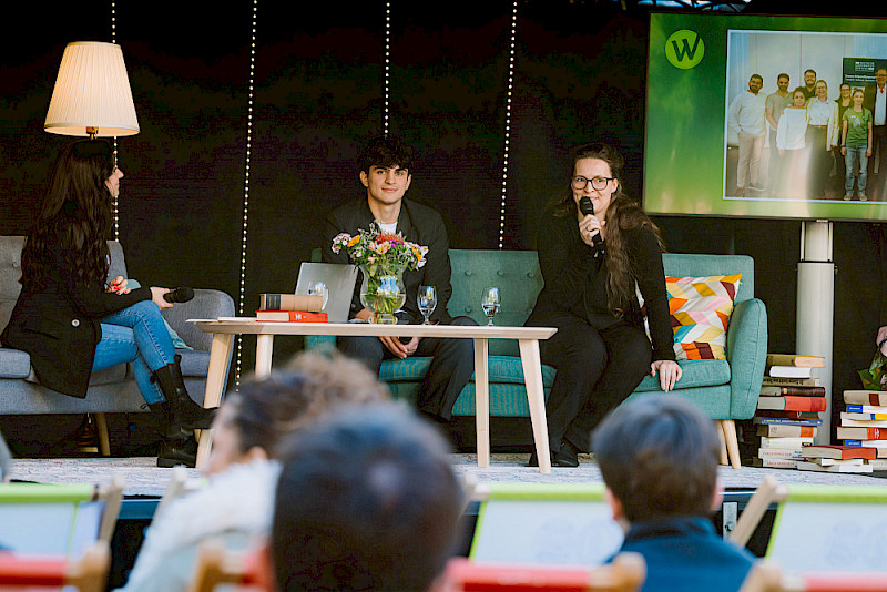 Um Stipendienprogramme ging es im Talk mit Stipendiat Albert Arzumanian und Professorin Rebecca Waldecker (rechts).