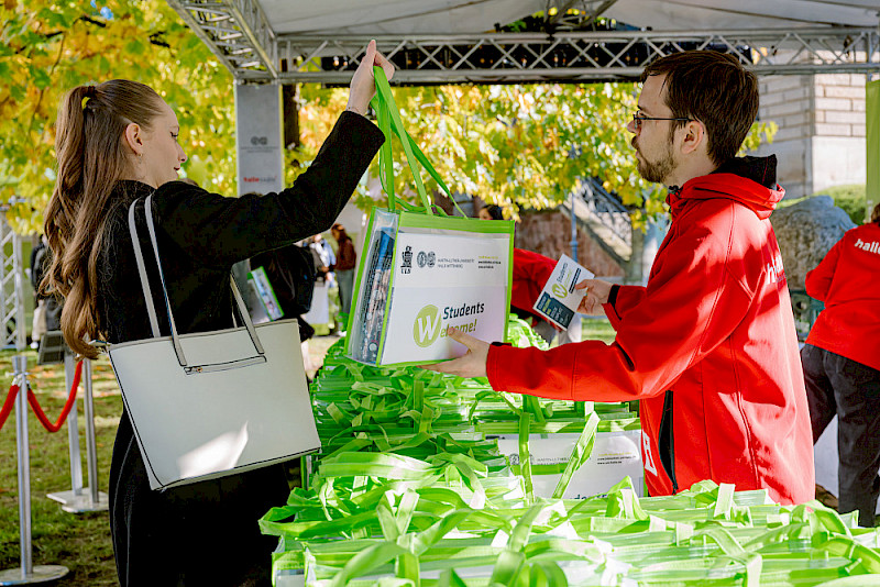 Traditionell wurden zur Immafeier die Welcome-Bags ausgegeben.
