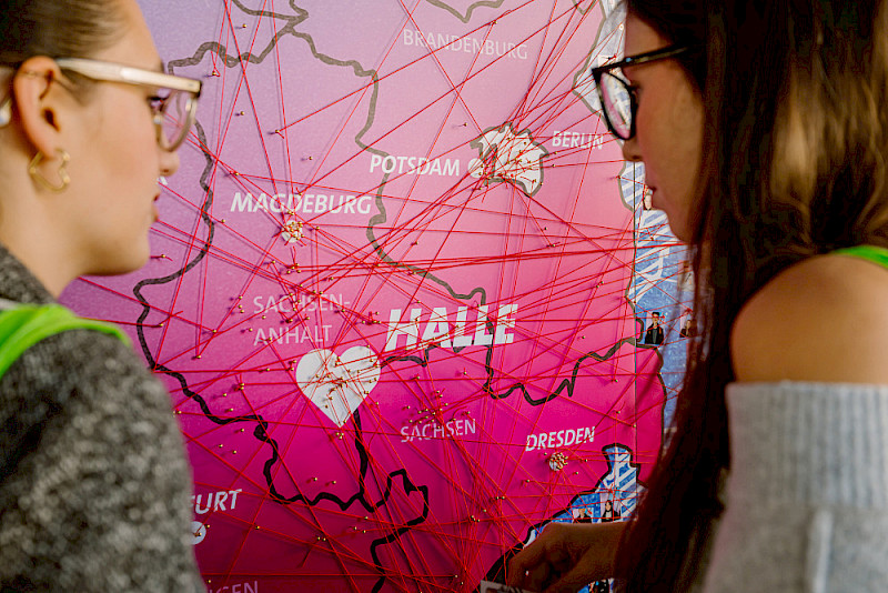 Da komme ich her: An der Willkommensstation markierten die Erstis mit Pins ihre Herkunftsorte.