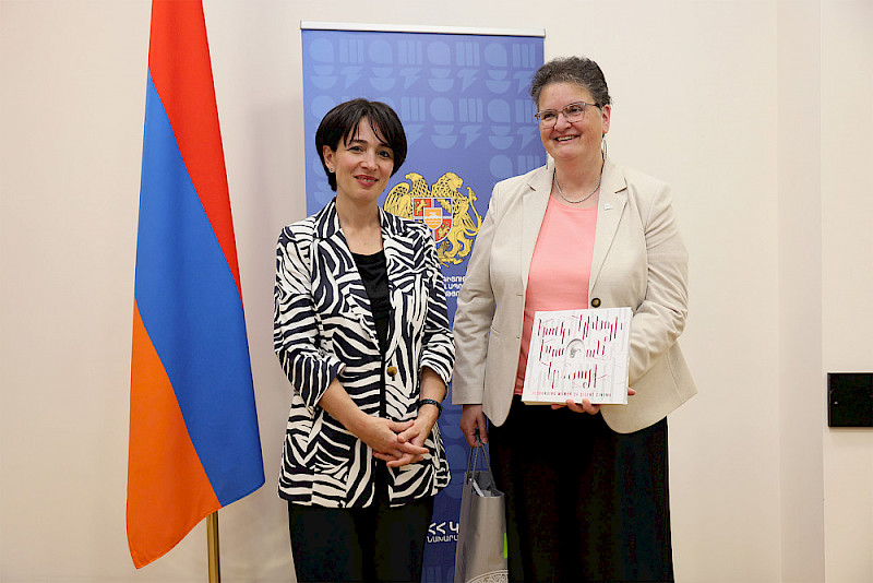 Rektorin Claudia Becker und die armenische Bildungsministerin Zhanna Andreasyan, die der Delegation unter anderem ihre Pläne für eine Academic City vorstellte.