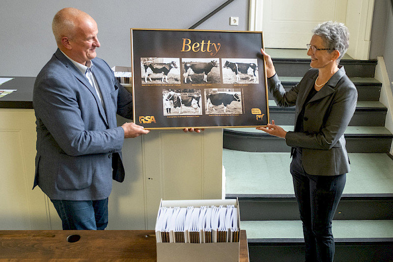 Matthias Löber von der Rinderallianz GmbH überreichte als Geschenk Fotos von Milchkuh Betty an die Kustodin der Haustierkundlichen Sammlung Renate Schafberg.